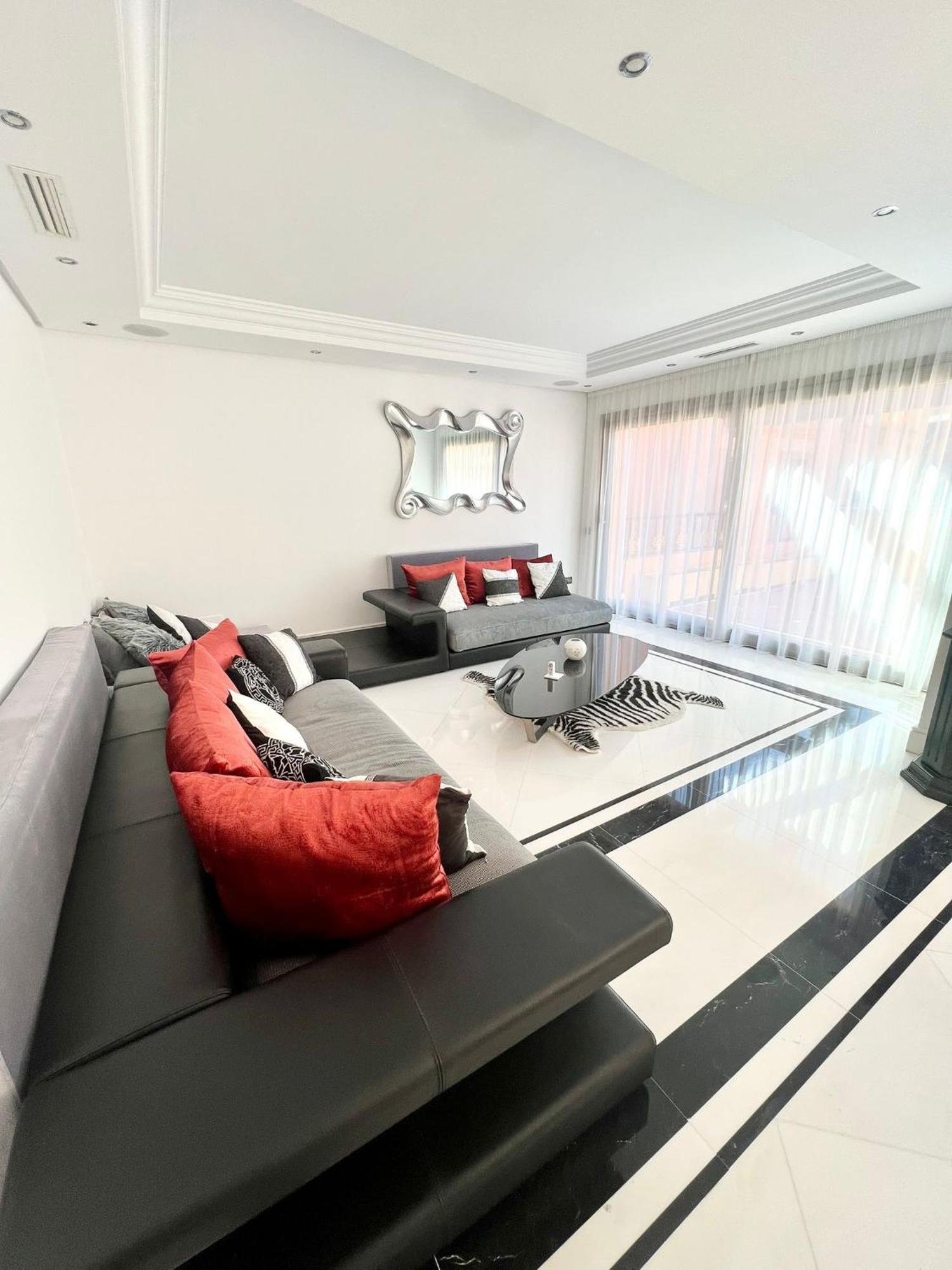 3 Bedroom On The Waterfront Puerto Banus Apartament Marbella